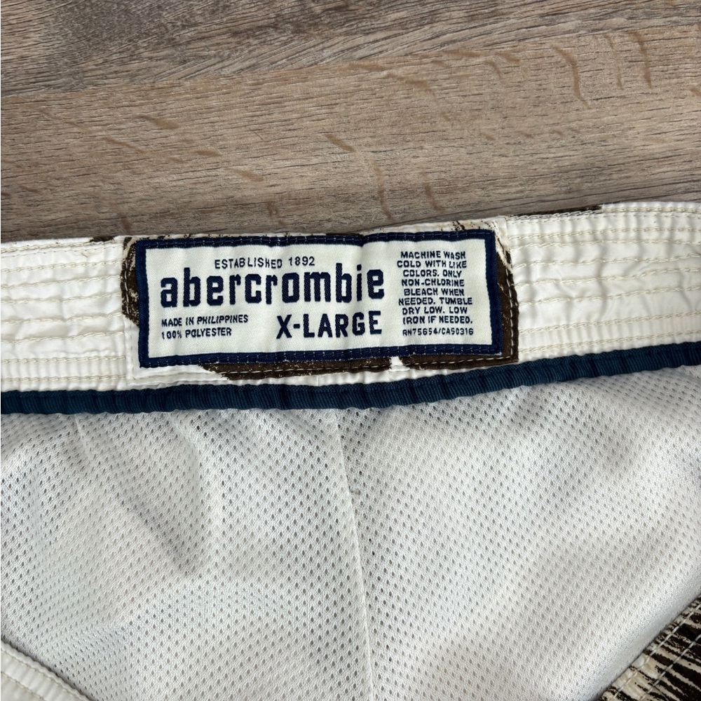 Abercrombie & Fitch Men's Floral Board Shorts - Brown and Cream XL - Picture 8 of 8